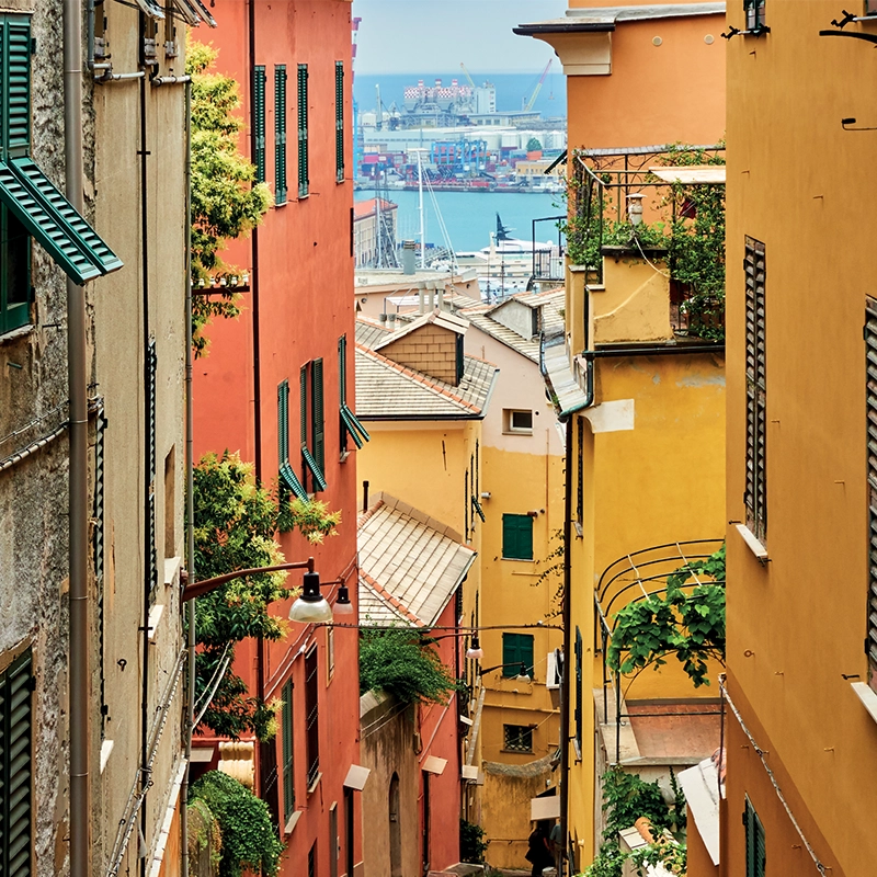 Caffe Genova İtalyan kahve çekirdekleri ve tarihi Cenova sokakları manzarası.